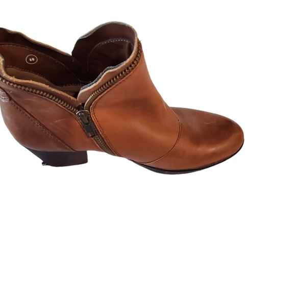 Earth Hawthorne Almond  Leather Zipper Ankle Boots - Picture 12 of 14